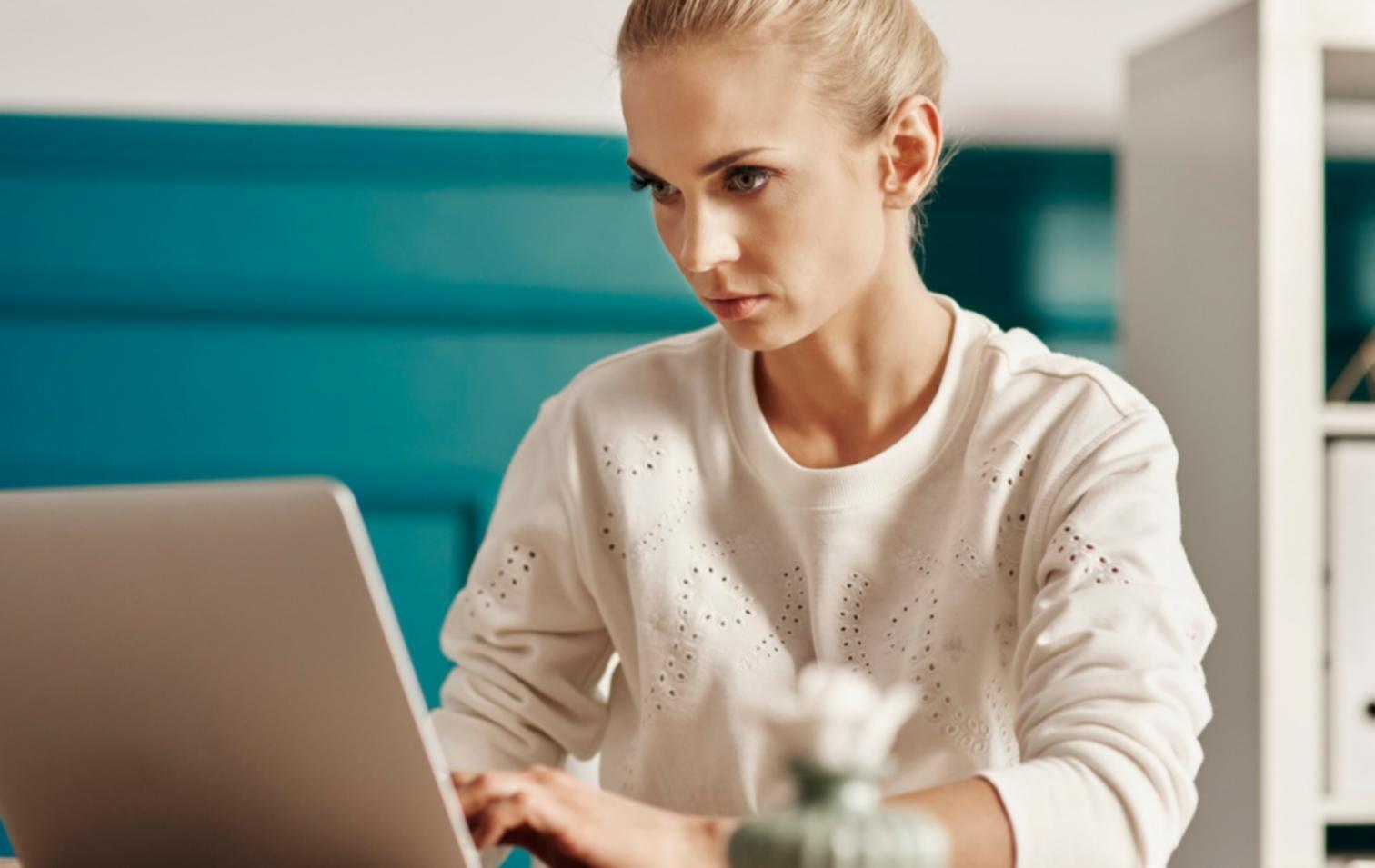 Teilnehmer analysiert Finanzdaten am Arbeitsplatz